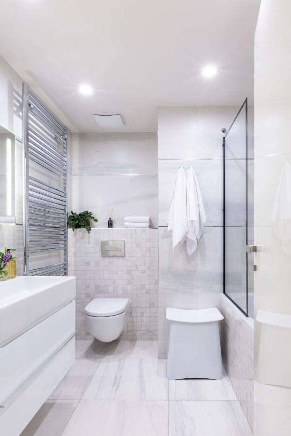 Turnkey I Central Apartment With Terrace Praha Bagian luar foto